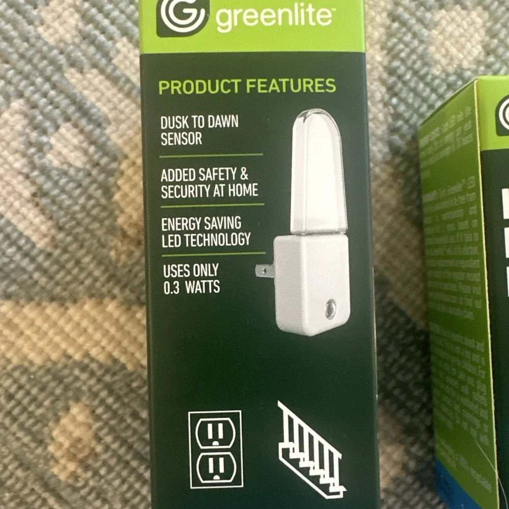Greenlite LED Nite Lite Built in sensor Two 2-‎ packs. Total of 4 lights NEW